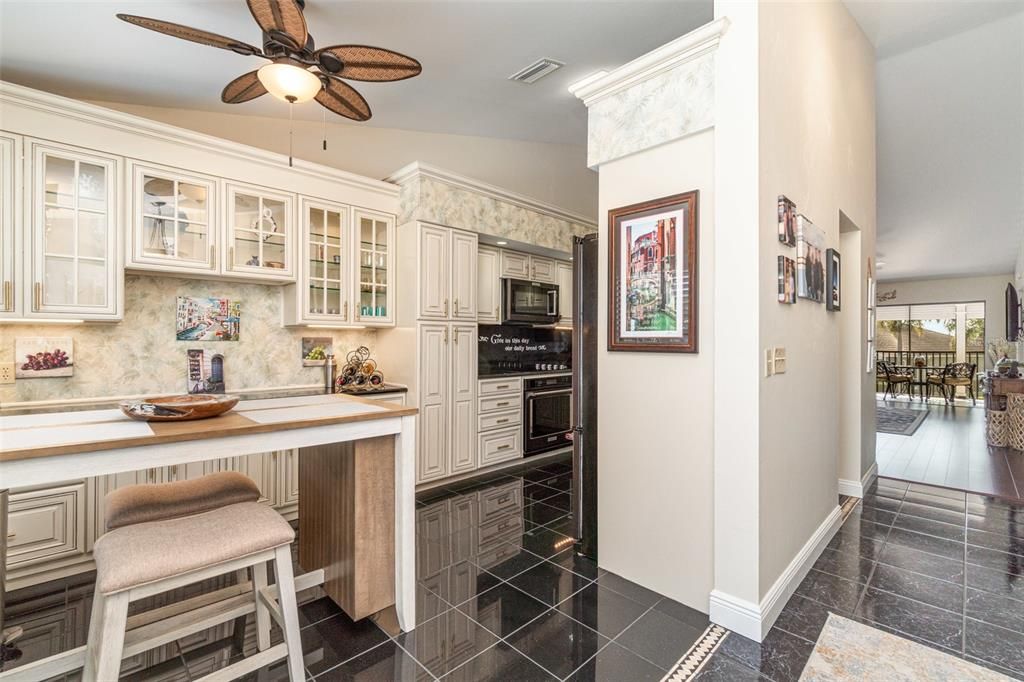 For Sale: $295,000 (2 beds, 2 baths, 1162 Square Feet)