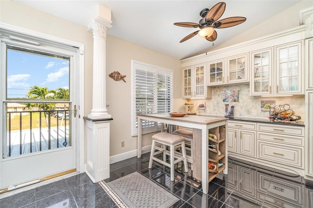 For Sale: $295,000 (2 beds, 2 baths, 1162 Square Feet)