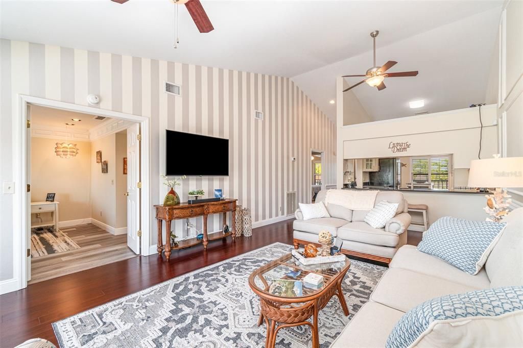 For Sale: $295,000 (2 beds, 2 baths, 1162 Square Feet)