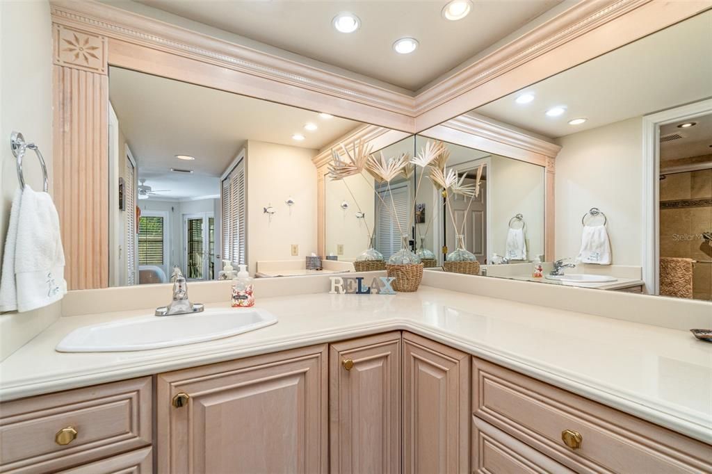 For Sale: $295,000 (2 beds, 2 baths, 1162 Square Feet)