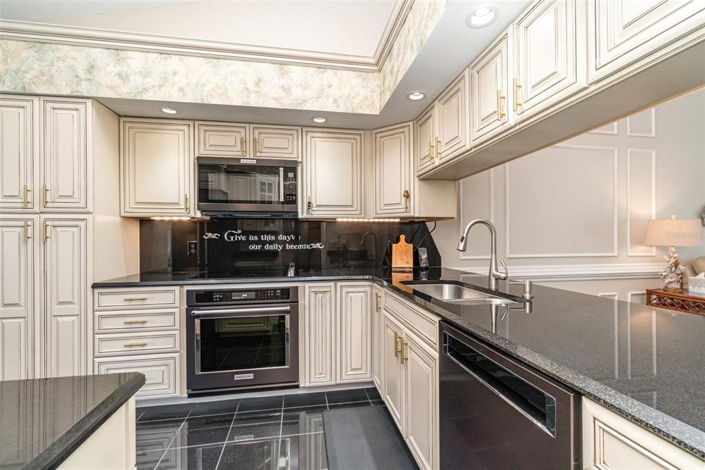 For Sale: $295,000 (2 beds, 2 baths, 1162 Square Feet)