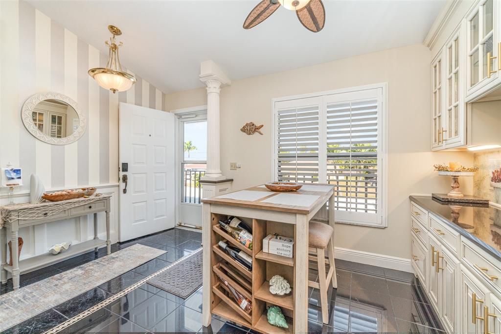 For Sale: $295,000 (2 beds, 2 baths, 1162 Square Feet)