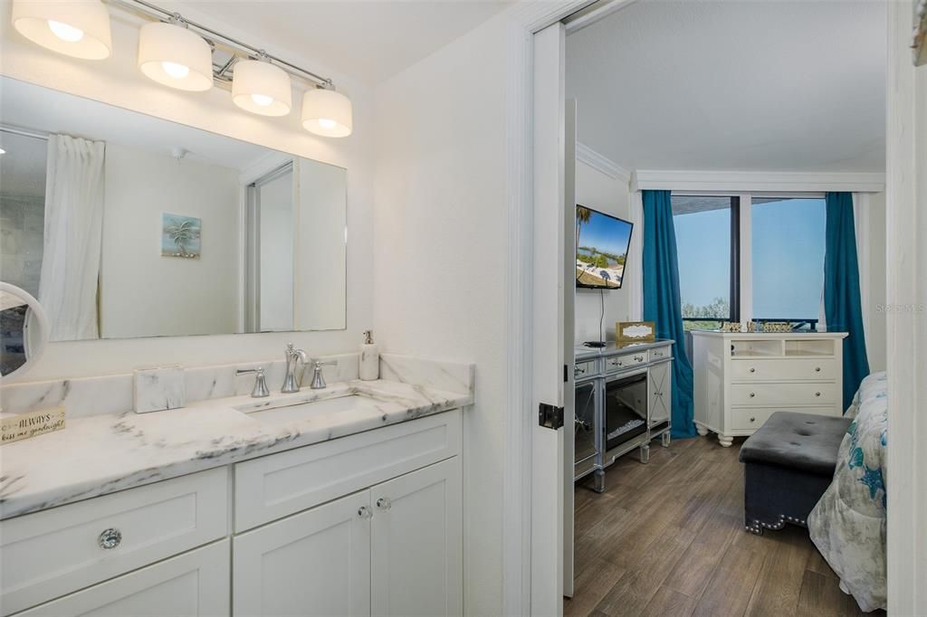 На продажу: $379,000 (2 спален, 2 ванн, 950 Квадратных фут)