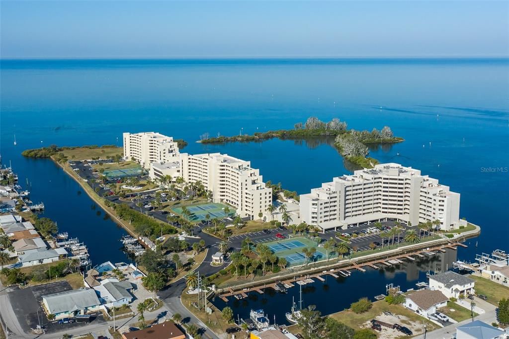 На продажу: $379,000 (2 спален, 2 ванн, 950 Квадратных фут)