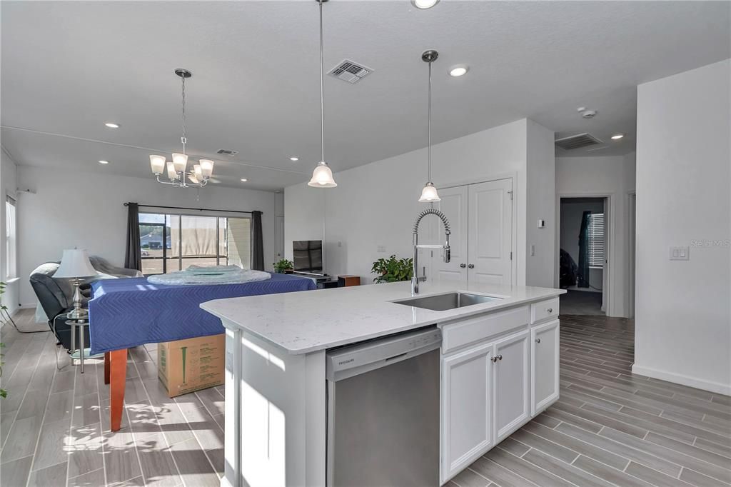 For Sale: $285,000 (3 beds, 2 baths, 1755 Square Feet)