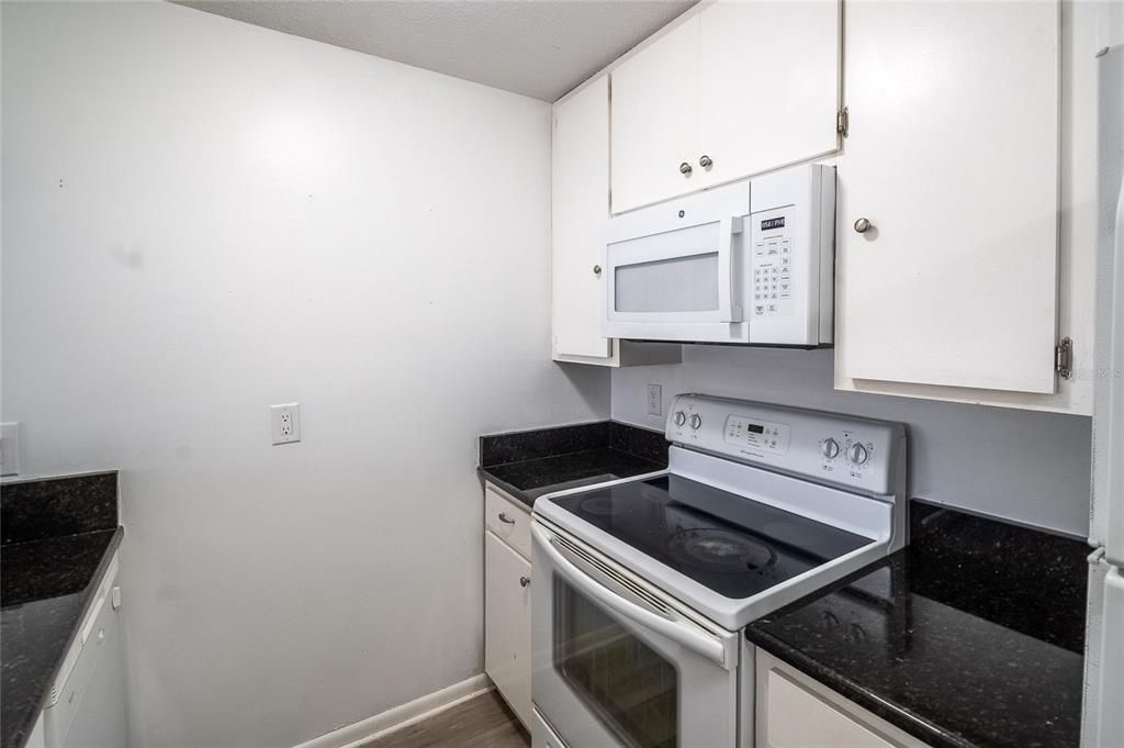 For Sale: $135,000 (2 beds, 1 baths, 840 Square Feet)