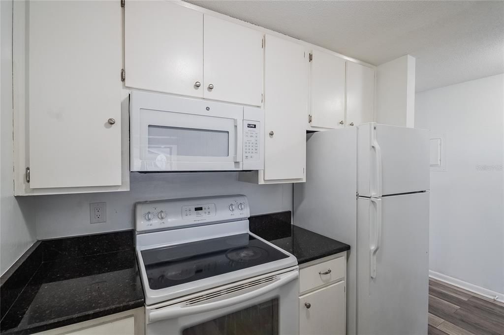 For Sale: $135,000 (2 beds, 1 baths, 840 Square Feet)