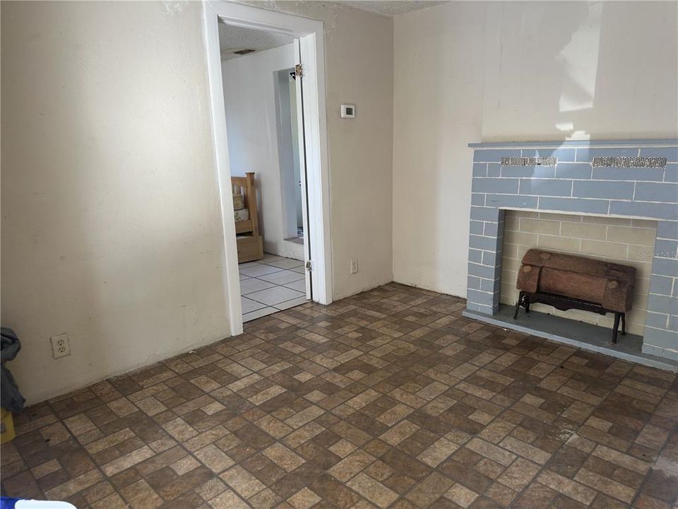 待售: $99,999 (2 贝兹, 1 浴室, 708 平方英尺)