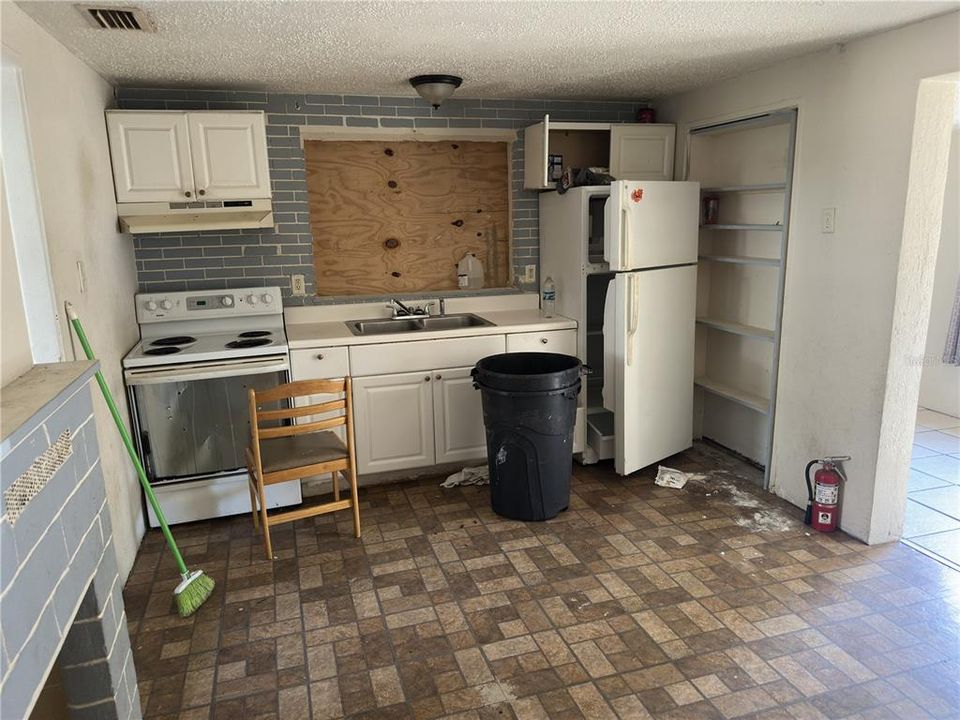 待售: $99,999 (2 贝兹, 1 浴室, 708 平方英尺)