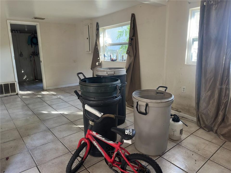 待售: $99,999 (2 贝兹, 1 浴室, 708 平方英尺)