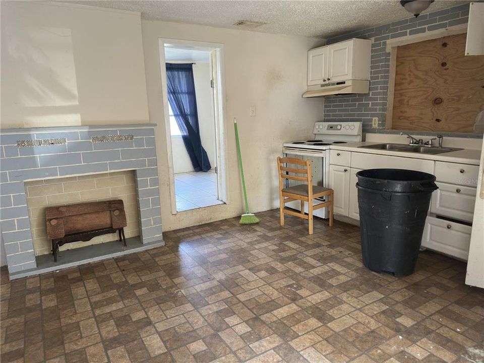 待售: $99,999 (2 贝兹, 1 浴室, 708 平方英尺)