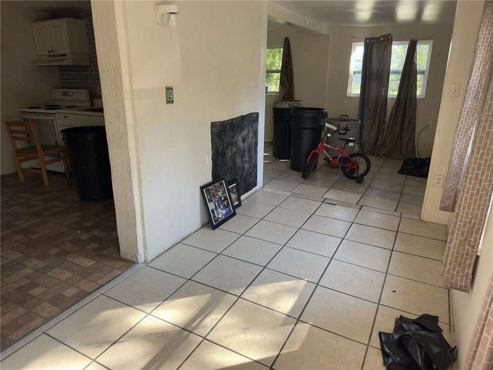 待售: $99,999 (2 贝兹, 1 浴室, 708 平方英尺)