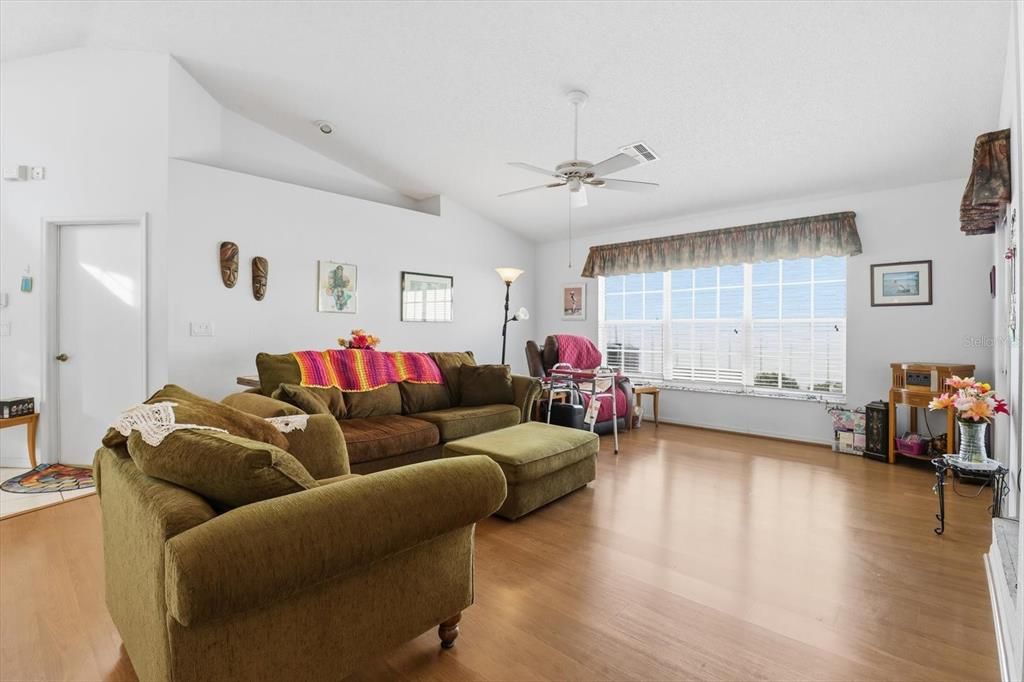 待售: $255,000 (2 贝兹, 2 浴室, 1548 平方英尺)