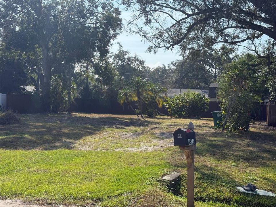 Activo con contrato: $325,000 (0.17 acres)