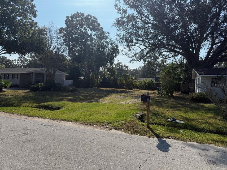 Activo con contrato: $325,000 (0.17 acres)