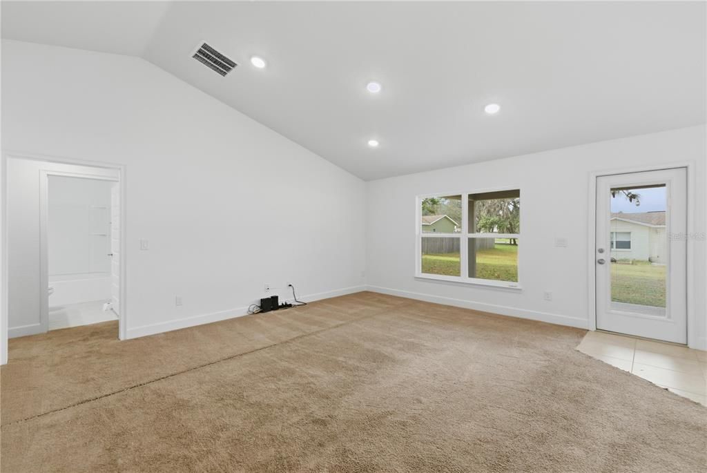 Под контрактом: $265,000 (4 спален, 2 ванн, 1754 Квадратных фут)