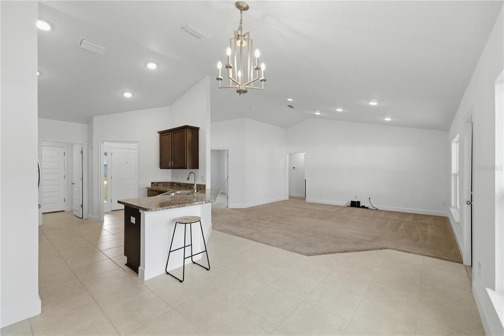 Под контрактом: $265,000 (4 спален, 2 ванн, 1754 Квадратных фут)