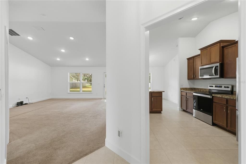 Под контрактом: $265,000 (4 спален, 2 ванн, 1754 Квадратных фут)