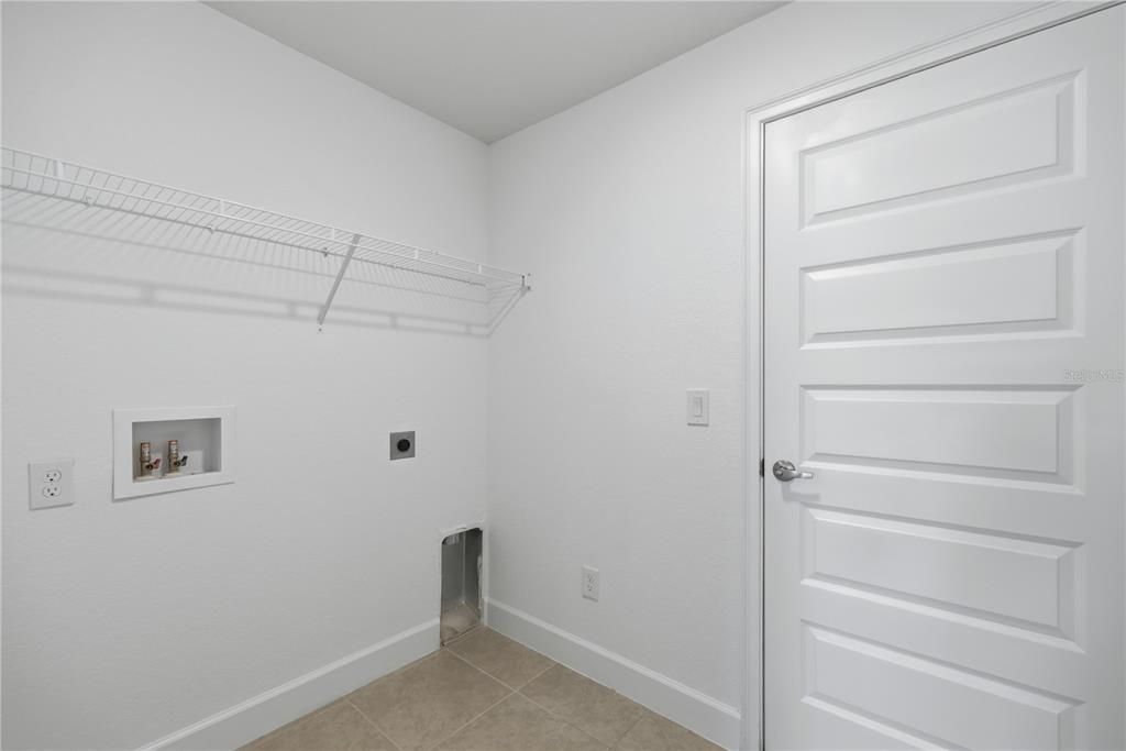 Под контрактом: $265,000 (4 спален, 2 ванн, 1754 Квадратных фут)