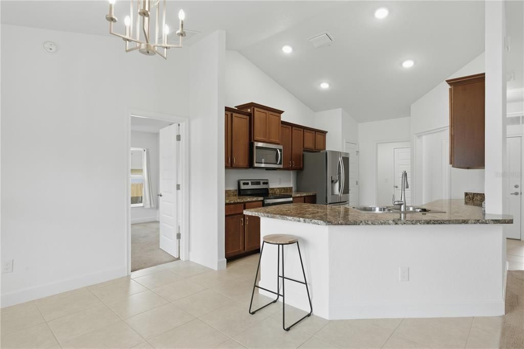 Под контрактом: $265,000 (4 спален, 2 ванн, 1754 Квадратных фут)