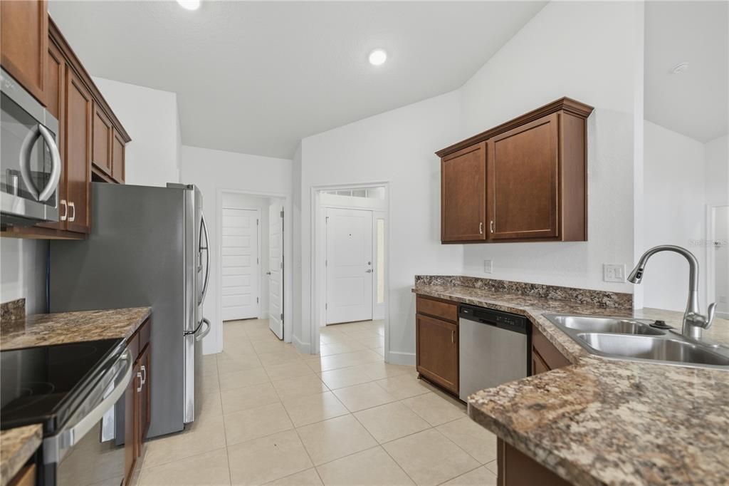 Под контрактом: $265,000 (4 спален, 2 ванн, 1754 Квадратных фут)