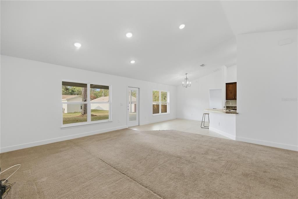 Под контрактом: $265,000 (4 спален, 2 ванн, 1754 Квадратных фут)