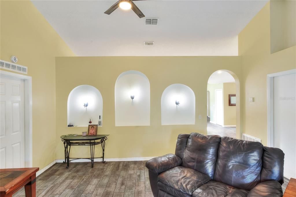 待售: $295,000 (4 贝兹, 2 浴室, 2108 平方英尺)