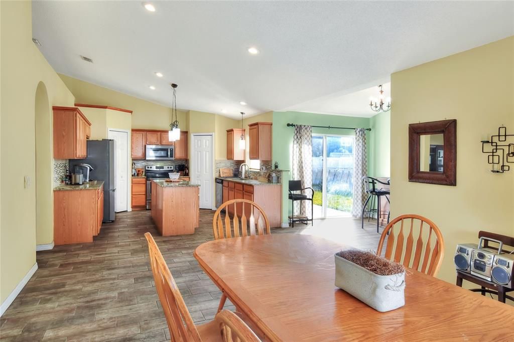 待售: $295,000 (4 贝兹, 2 浴室, 2108 平方英尺)