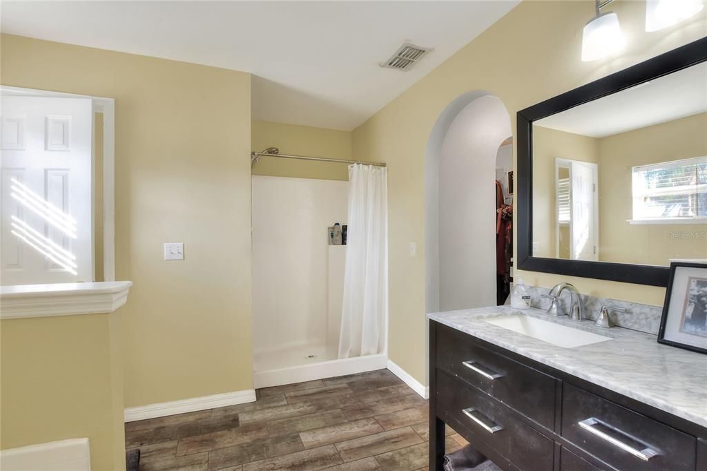 待售: $295,000 (4 贝兹, 2 浴室, 2108 平方英尺)