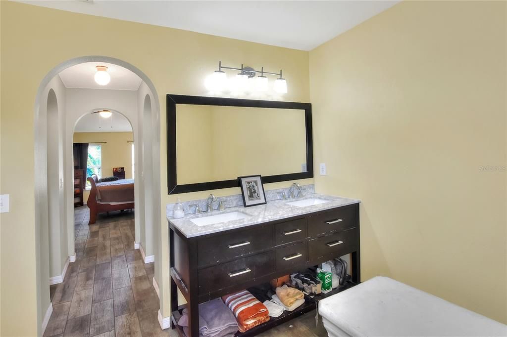 待售: $295,000 (4 贝兹, 2 浴室, 2108 平方英尺)