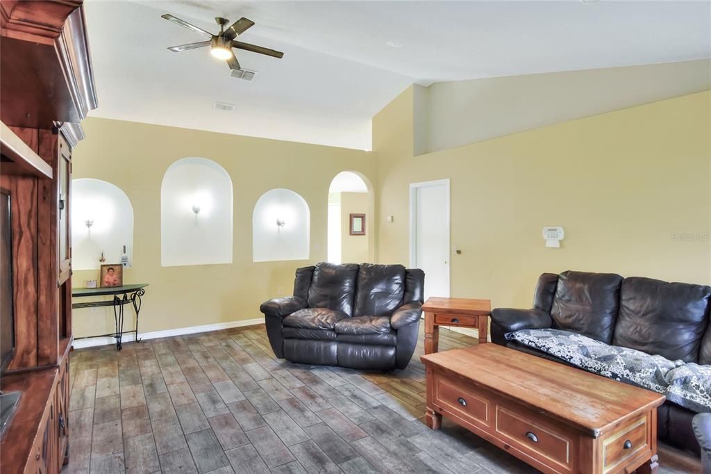 待售: $295,000 (4 贝兹, 2 浴室, 2108 平方英尺)