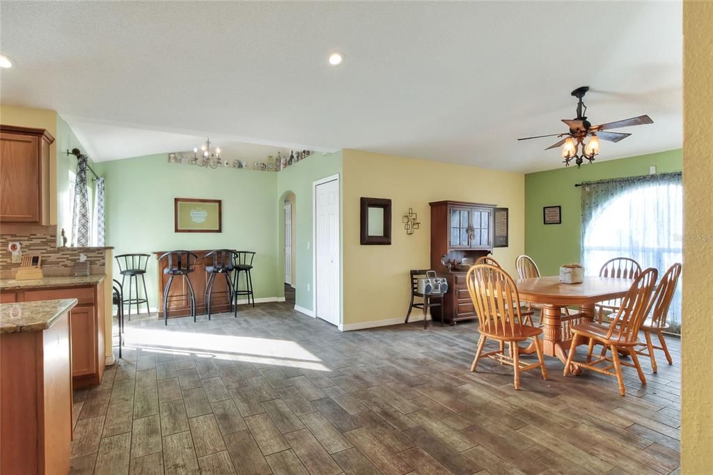 待售: $295,000 (4 贝兹, 2 浴室, 2108 平方英尺)