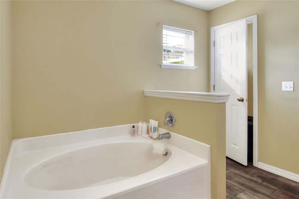 待售: $295,000 (4 贝兹, 2 浴室, 2108 平方英尺)