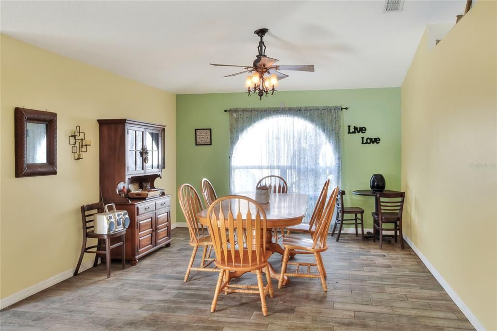 待售: $295,000 (4 贝兹, 2 浴室, 2108 平方英尺)