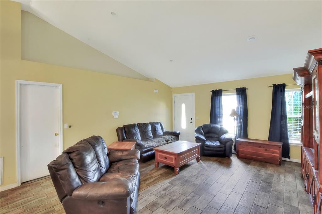 待售: $295,000 (4 贝兹, 2 浴室, 2108 平方英尺)