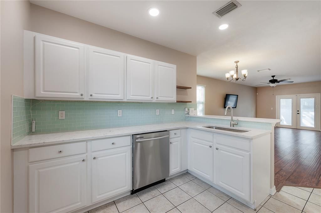 For Sale: $310,000 (2 beds, 2 baths, 1292 Square Feet)