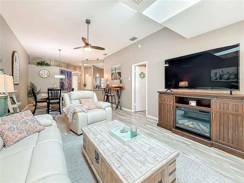 For Sale: $315,000 (2 beds, 2 baths, 1197 Square Feet)