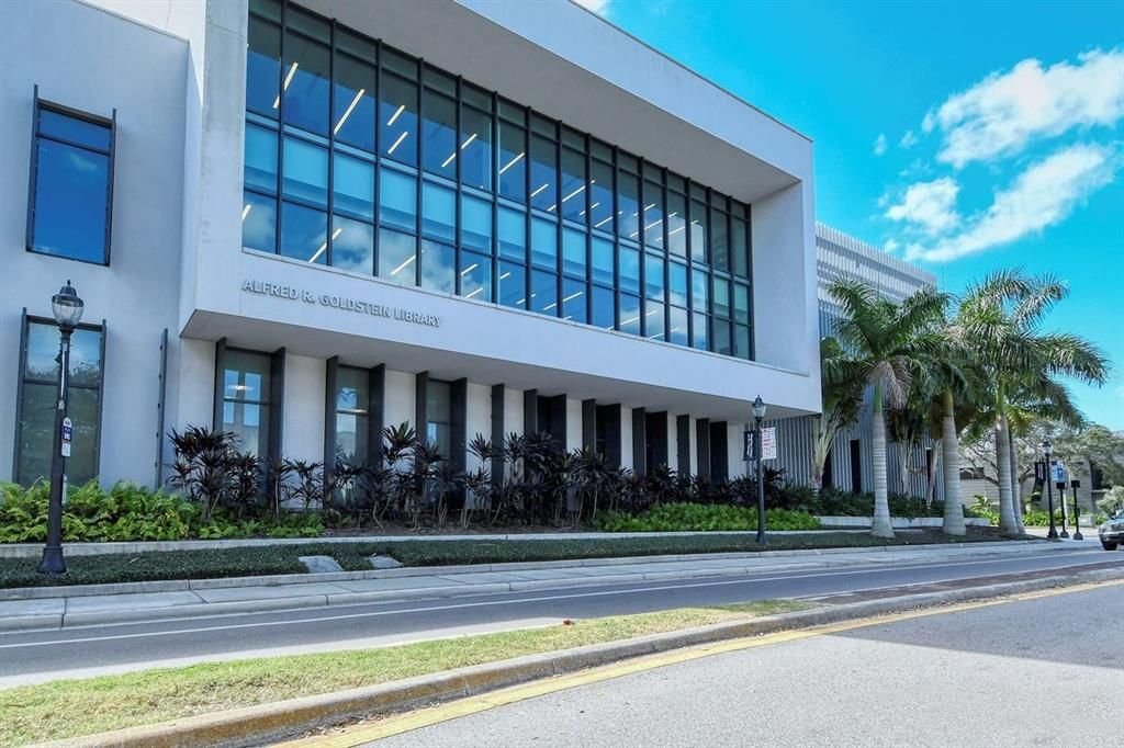 For Sale: $585,000 (1 beds, 2 baths, 858 Square Feet)