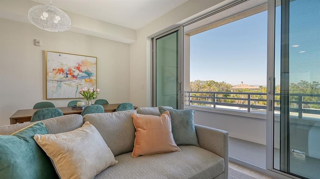 For Sale: $585,000 (1 beds, 2 baths, 858 Square Feet)