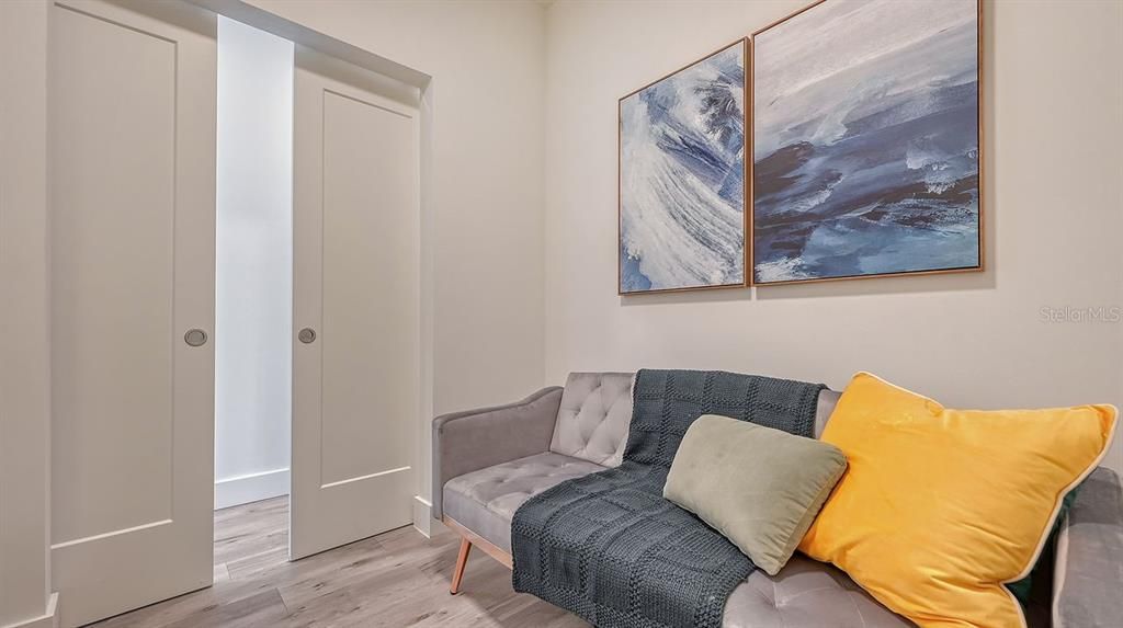 For Sale: $585,000 (1 beds, 2 baths, 858 Square Feet)