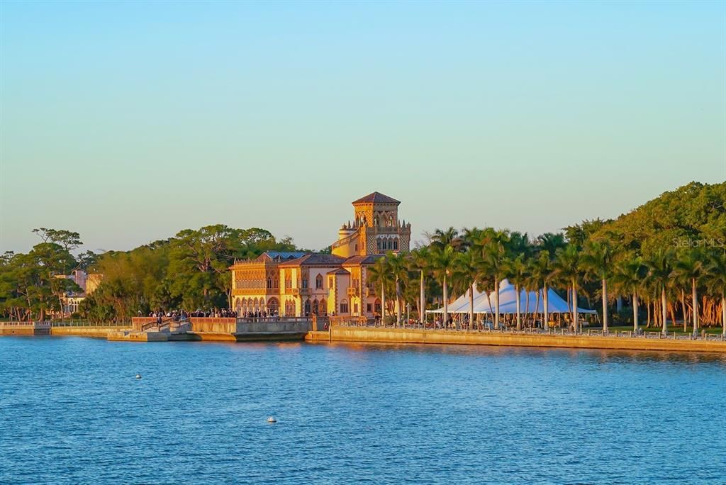 For Sale: $585,000 (1 beds, 2 baths, 858 Square Feet)