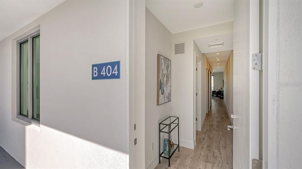 For Sale: $585,000 (1 beds, 2 baths, 858 Square Feet)