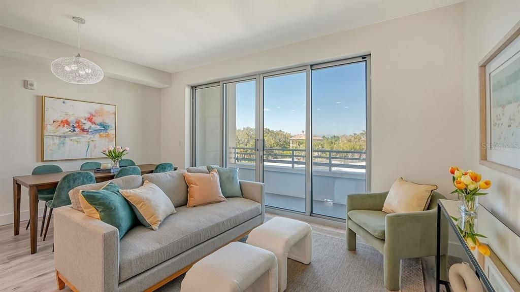 For Sale: $585,000 (1 beds, 2 baths, 858 Square Feet)