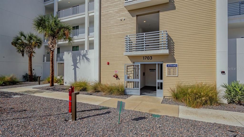 For Sale: $585,000 (1 beds, 2 baths, 858 Square Feet)