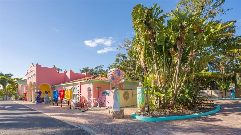 For Sale: $585,000 (1 beds, 2 baths, 858 Square Feet)