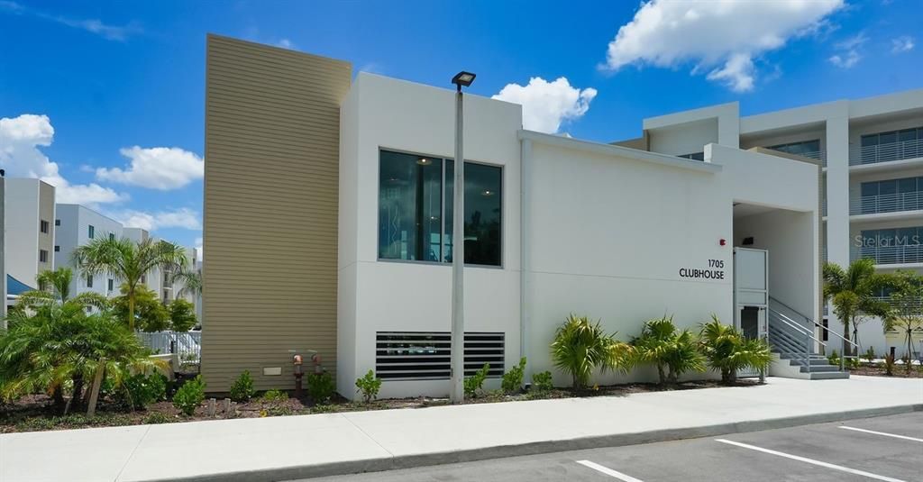 For Sale: $585,000 (1 beds, 2 baths, 858 Square Feet)