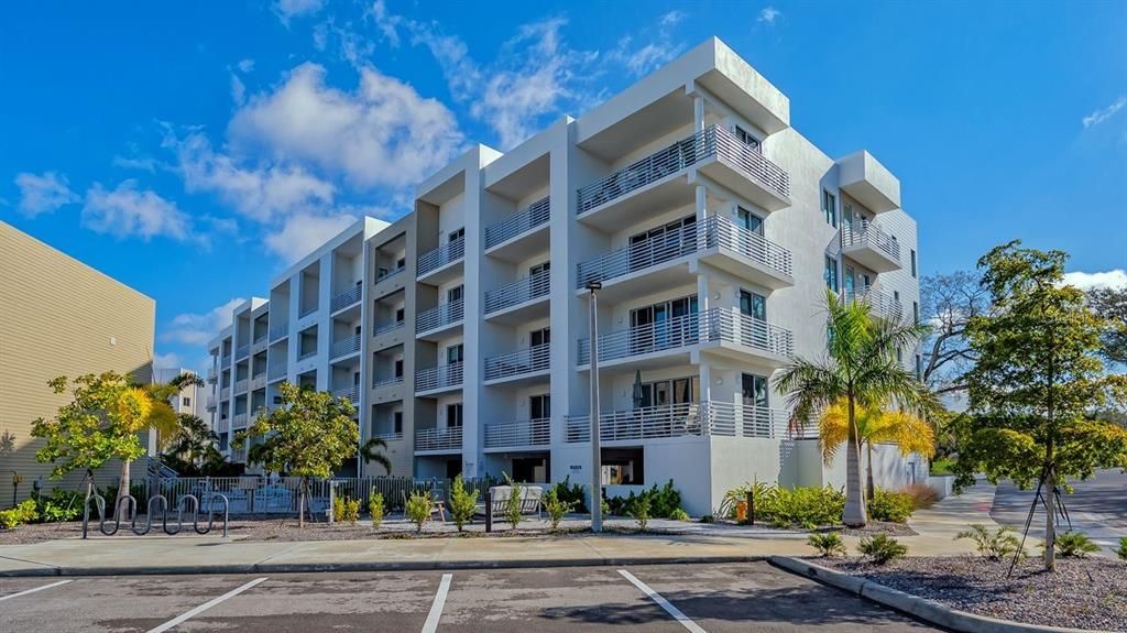 For Sale: $585,000 (1 beds, 2 baths, 858 Square Feet)