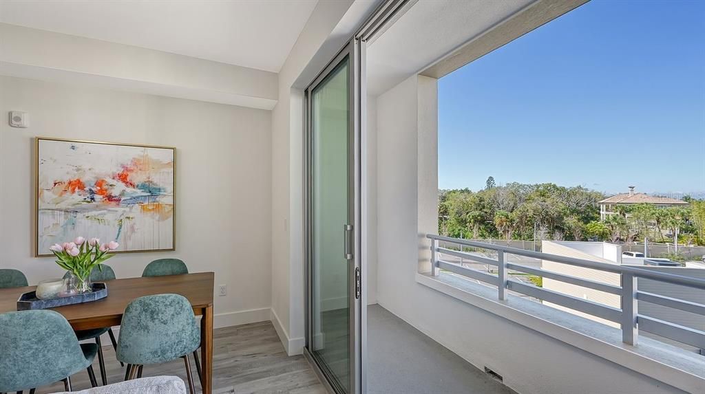 For Sale: $585,000 (1 beds, 2 baths, 858 Square Feet)