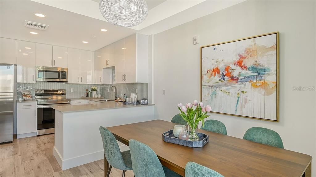 For Sale: $585,000 (1 beds, 2 baths, 858 Square Feet)