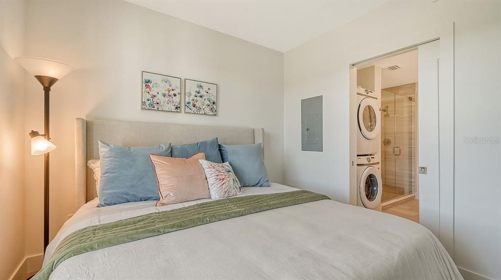 For Sale: $585,000 (1 beds, 2 baths, 858 Square Feet)